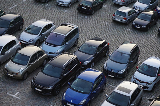 Mit diesen Tipps kann man in München günstig parken - am Flughafen sowie in der Stadt. (©Foto: Quelle: https://pixabay.com/de/photos/parkplatz-autos-fahrzeuge-verkehr-825371/ )